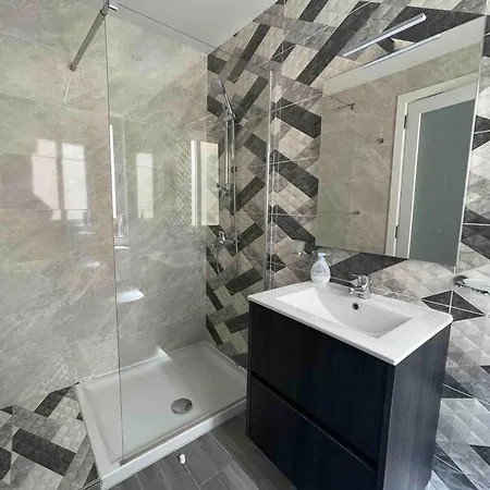 Apartment 2 Bedroom In With Sea Views And Close To Amenities
